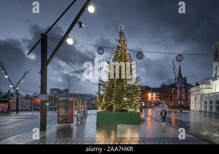 La ville de Cork, Cork, Irlande. 20 novembre, 2019. Un travailleur matinal marche dernières l'arbre de Noël qui a été érigée sur la place Grand Parade dans la ville de Cork, Irlande. - Crédit ; David Creedon / Alamy Live News Banque D'Images