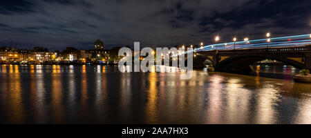 Les bus partent des sentiers de lumière dans une longue nuit d'exposition photo de Battersea Bridge, Chelsea Riverside et de la Tamise à l'ouest de Londres. Banque D'Images