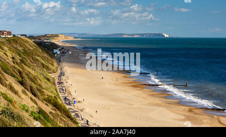 Bournemouth, Angleterre, Royaume-Uni - Octobre 6, 2019 : les gens marcher et faire du vélo le long de la promenade de la plage de Bournemouth Southbourne, avec les falaises de Hengistb Banque D'Images