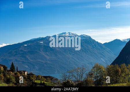 Le lac de Garde et Monte Baldo avec de la neige en automne, Alpes italiennes près de Riva del Garda, Canale di Tenno, province de Trento, Trentino-Alto Adige, Italie, Europe Banque D'Images