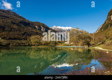 Lago di Tenno, petite et magnifique lac dans les Alpes italiennes avec une île et les sommets enneigés. La province de Trento, Trentino-Alto Adige, Italie, Europe Banque D'Images