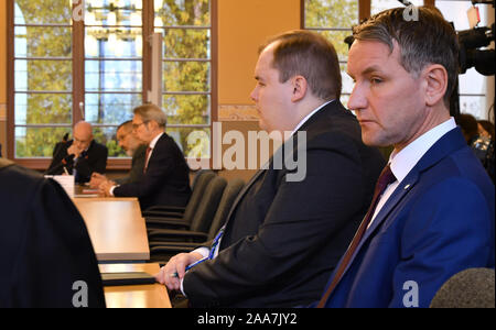 20 novembre 2019, la Thuringe, Weimar : Björn Höcke (r), porte-parole de l'état de l'AfD en Thuringe, suit le prononcé de la décision dans la salle d'audience de la Cour constitutionnelle de Thuringe. Une action de l'AfD de Thuringe contre son public comme un test de classement de l'Office de protection de la Constitution avant l'État Cour constitutionnelle est irrecevable. Cela a été décidé par le juge de la Thuringe plus haut le même jour à Weimar. Photo : Martin Schutt/dpa-Zentralbild/dpa Banque D'Images