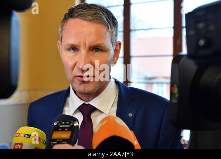 20 novembre 2019, la Thuringe, Weimar : Björn Höcke, porte-parole de l'état de l'AfD en Thuringe, se tient dans la salle d'audience de la Cour constitutionnelle de Thuringe. Une action de l'AfD de Thuringe contre son public comme un test de classement de l'Office de protection de la Constitution avant l'État Cour constitutionnelle est irrecevable. Cela a été décidé par le juge de la Thuringe plus haut le même jour à Weimar. Photo : Martin Schutt/dpa-Zentralbild/dpa Banque D'Images