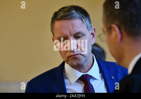 20 novembre 2019, la Thuringe, Weimar : Björn Höcke, porte-parole de l'état de l'AfD en Thuringe, se tient dans la salle d'audience de la Cour constitutionnelle de Thuringe. Une action de l'AfD de Thuringe contre son public comme un test de classement de l'Office de protection de la Constitution avant l'État Cour constitutionnelle est irrecevable. Cela a été décidé par le juge de la Thuringe plus haut le même jour à Weimar. Photo : Martin Schutt/dpa-Zentralbild/dpa Banque D'Images