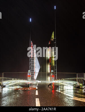 Poole, Angleterre, Royaume-Uni - Octobre 3, 2019 : La pluie tombe sur le Double Pont cassé Voiles qui est clôturé et gauche levé en attendant la réparation sur Poole Ha Banque D'Images