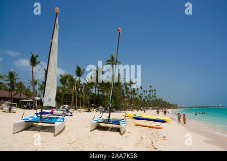 PUNTA CANA, RÉPUBLIQUE DOMINICAINE - le 22 juin 2019 : Catamarans au sable blanc de la plage de Bavaro tropicale en mer des Sargasses, Punta Cana, République Dominicaine Banque D'Images