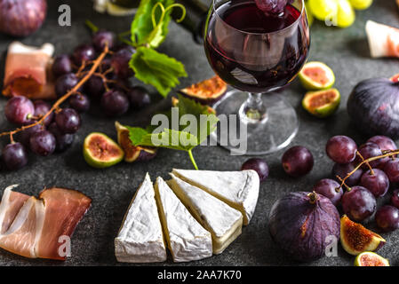 Buffet avec vin snack-set ou apéritif français. Verre de vin rouge, le fromage, la viande et les fruits. Banque D'Images