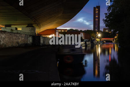 Londres, Angleterre, Royaume-Uni - 22 septembre 2019 : Le soleil se couche derrière la Trellick Tower et Westway flyover sur le Grand Union Canal dans l'ouest de Londres. Banque D'Images