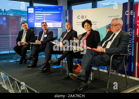 (De gauche à droite) Dr Stephen France 24 et Leader adjoint du Parti de l'Alliance), Sir Jeffrey Donaldson, Chris Hazzard, Claire Hanna et le Dr Steve Aiken au cours de la campagne électorale de l'élection d'affaires ni de CBI à la Law Society de l'Irlande du Nord. Banque D'Images