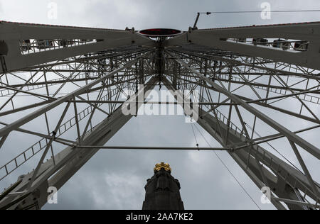 Région de Bruxelles Capitale / Belgique - 1016 2019 : low angle de vue géométrique d'une grande roue à la Place Poelaert Banque D'Images