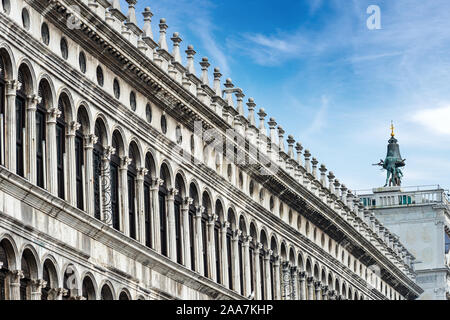 Venise, Procuratie Vecchie, édifices anciens et clocher sur la Piazza San Marco, la place dans le centre historique. UNESCO World Heritage site, Italie Banque D'Images