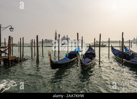 Venise, gondoles amarré dans le lagon vénitien (Canale della Giudecca) et l'île de San Giorgio Maggiore. UNESCO World Heritage site, Italie, Europe Banque D'Images