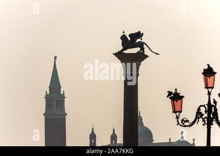 Le lion ailé de Venise, de la place San Marco (Place Saint Marc), symbole de la République de Venise et l'église de San Giorgio Maggiore (St George). Italie Banque D'Images