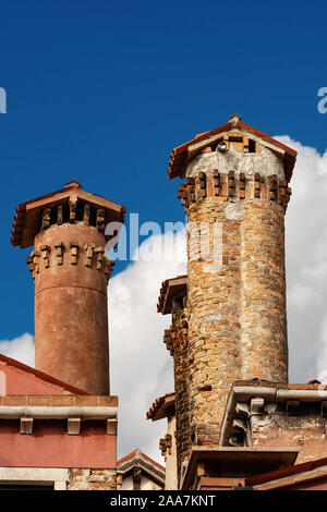 Venise, cheminées anciennes au dessus des toits avec ciel bleu et nuages, UNESCO World Heritage site, Vénétie, Italie, Europe Banque D'Images