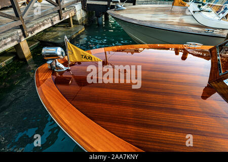 Venise, à proximité de deux taxis en bois amarré dans un canal, Canal Grande, de la lagune de Venise, le moyen le plus rapide de voyager dans cette ville. Italie Banque D'Images