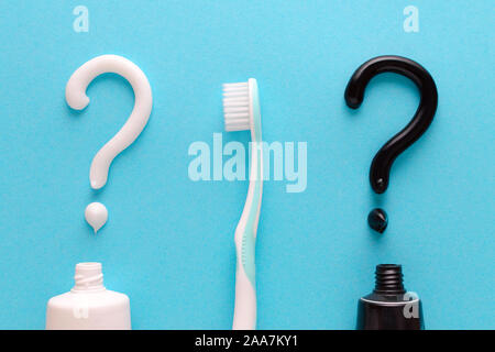 Question du blanc et noir, dentifrice, brosse à dents dents concept care sur fond bleu Banque D'Images