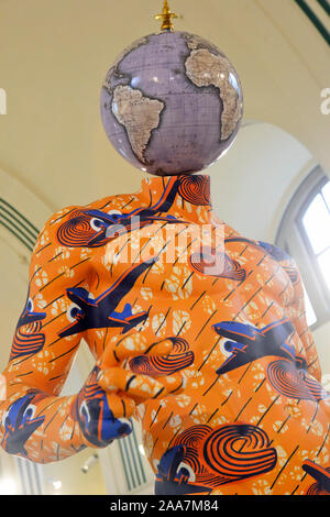 Naukydes discobole (après) sculpture (2017) par Yinka Shonibare, sur l'affichage à Southampton City Art Gallery, Southampton, Hampshire, Royaume-Uni. Photo 2019. Banque D'Images