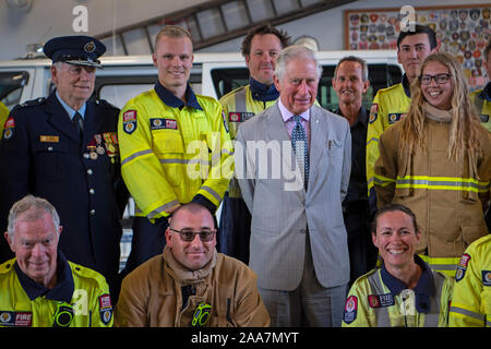 Le Prince de Galles à Kerikeri Fire Station comme il se réunit avec les premiers intervenants sur la baie des îles, le quatrième jour de la visite royale de Nouvelle-Zélande. Banque D'Images