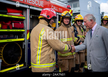 Le Prince de Galles à Kerikeri Fire Station comme il se réunit avec les premiers intervenants sur la baie des îles, le quatrième jour de la visite royale de Nouvelle-Zélande. Banque D'Images