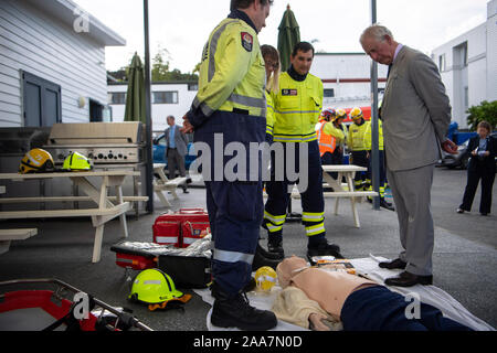 Le Prince de Galles à Kerikeri Fire Station comme il se réunit avec les premiers intervenants sur la baie des îles, le quatrième jour de la visite royale de Nouvelle-Zélande. Banque D'Images