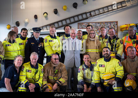 Le Prince de Galles à Kerikeri Fire Station comme il se réunit avec les premiers intervenants sur la baie des îles, le quatrième jour de la visite royale de Nouvelle-Zélande. Banque D'Images