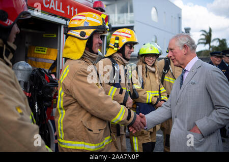 Le Prince de Galles à Kerikeri Fire Station comme il se réunit avec les premiers intervenants sur la baie des îles, le quatrième jour de la visite royale de Nouvelle-Zélande. Banque D'Images