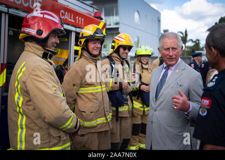 Le Prince de Galles à Kerikeri Fire Station comme il se réunit avec les premiers intervenants sur la baie des îles, le quatrième jour de la visite royale de Nouvelle-Zélande. Banque D'Images