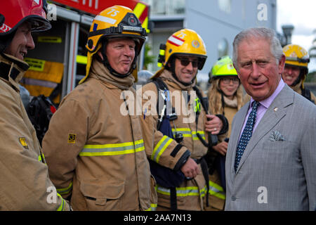 Le Prince de Galles à Kerikeri Fire Station comme il se réunit avec les premiers intervenants sur la baie des îles, le quatrième jour de la visite royale de Nouvelle-Zélande. Banque D'Images