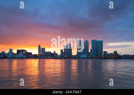 Le quartier financier de Canary Wharf vue sur la Tamise, Londres, UK Banque D'Images