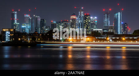 Londres, Angleterre, Royaume-Uni - 21 septembre 2019 : immeuble de bureaux et d'immeubles d'appartements gratte-ciel sont éclairées la nuit dans la ville en évolution rapide de l'Est de Londres Banque D'Images