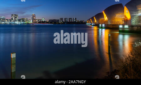 Londres, Angleterre, Royaume-Uni - 21 septembre 2019 : la défense contre les inondations du Thames Barrier sont éclairées la nuit sur la Tamise dans le quartier de Docklands E Banque D'Images