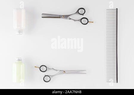 L'équipement de soins de cheveux, shampooing et revitalisant avec Peigne et ciseaux sur white Banque D'Images
