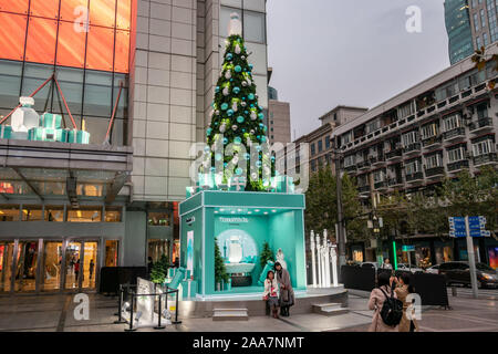 Shanghai, Shanghai, Chine. 20 Nov, 2019. 2019Ã¥Â¹Â¦Ã 11'Å"Ë†18¦»«¯Â¼Å Ã¥Â'Ã Â'¤¦Ã Å¯Â¼Å ÂµÂ·Ã'Ã¤ÂºÂºÃ¦°˜»¿Â¹Â Ã¥Ã¥Å"ÂºÃ SEVERNÃƑ''''' Ã¥Å"Ë†¤Ã Â"Å¥Â¹Â Ã lâ€™çÂ'¤à'Â'â'¬à…â€ÂµÃ¥Å"Â£Ã¨¯Å¾à¦Â Â' '˜¨Ã Â¿˜¦ Ã''''"Â¥Ã¥Â·Â²Ã¤¯çÂÂ ÂºÂ®Ã£â€''¨¿Ã lâ€™Ã…â€Âµç«¦Ã Â±Å'ÂçÂÂ Ã¥Â®ÂÃ¥'Âç''°Å'Ã…â¥Â"Ã-ÂºçÅ žÃ''¥Å"Â£Ã¨¯Å¾à¦Â Â' '˜¤Â½ÂÃ¤ÂºÅ½Ã Ã…â¥çÂ… ÂÃ¥Â£Â"Ã¥¿Â¹Â Âºé Ã¥Å"''"Â¨Ã¥''° Â¼Å¯ÂÃ'ËoeÃ« éÂ¥ÂºÂ Å½Â¦Ã¦¨Ã¥Â-˜Ã¥ÂÂçÂ¯Â¼Å±Â³Ã'¨¨Â²Ã''°Â°Æ'Ã Â"Â¥2001-2002¨'ÂçÂ Ã"Â Ã¿¨¤Â²Ã''°Â'ÂºÃ¤«¯Â¼Å Â"Ã'Ã'Ã Â½ ¥¥Â ©¤ Ã¥''šÂÃ¦¯Â¼Å ÅÃ€'Ã¤Â'ÂÃ¥Â°»˜Ã¥Â'''ŠÀ…"°''˜Ã¥Å"Â¨Ã¥Å"Â£Ã¨¯Å¾à¦Â Â' '˜Ã¥''°ÂÃ''¹Âç¦¦»§ç''¢â"¢Ã¥Â½Â±Ã£â' Banque D'Images