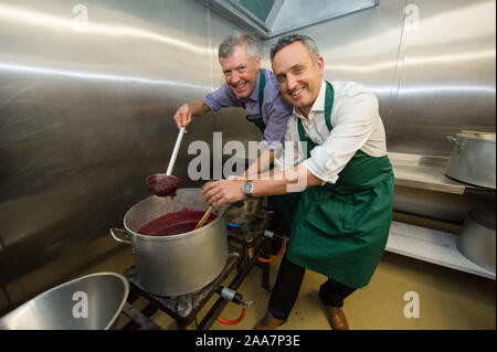 Glasgow, Royaume-Uni. 20 Nov, 2019. Sur la photo : (gauche) Willie Rennie MSP - Leader du Parti Libéral Démocrate écossais, (droite) Alex Cole-Hamilton MSP. Leader des libéraux démocrates écossais Willie Rennie et président de campagne Alex Cole-Hamilton soulignent la nécessité de lever le plafond sur les travailleurs agricoles saisonniers et de parler de la menace Brexit représente pour l'ensemble du secteur sur une visite à Craigie's Farm, dans la banlieue d'Édimbourg. Crédit : Colin Fisher/Alamy Live News Banque D'Images