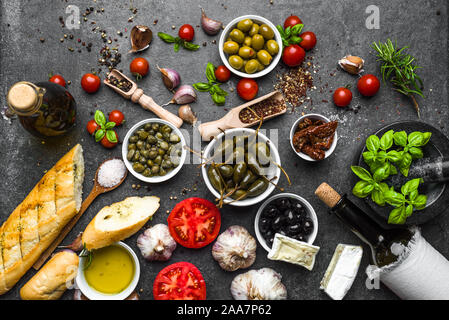 Arrière-plan de l'alimentation méditerranéenne. Ingrédients de cuisson sur ardoise foncé. Banque D'Images