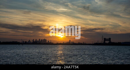 La silhouette de la ville de Londres, Canary Wharf et les Docklands de quartiers d'affaires sont silhouette sur le soleil couchant, Vue de la rivière Tham Banque D'Images