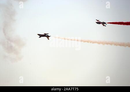 Dubaï, Émirats arabes unis. 19 Nov, 2019. Avions de l'équipe de démonstration aérienne Al Fursans effectuer durant 2019 Dubaï Air Show à Dubaï, Émirats arabes unis, le 19 novembre, 2019. Credit : Su Xiaopo/Xinhua/Alamy Live News Banque D'Images