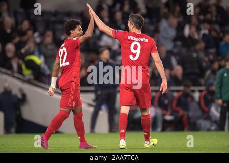 Londres, ANGLETERRE - 01 OCTOBRE : Serge Gnabry de Bayern Muenchen célébrer avec heÕs coéquipier Robert Lewandowski après le heÕs heÕs notation 4e et l'équipe de 7t Banque D'Images