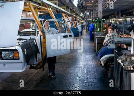 Nouvelles connaissances, région de Samara, Russie - le 13 décembre 2007 : ligne de montage des voitures Lada Avtovaz en usine Banque D'Images