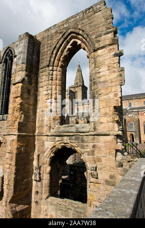 Clocher d'église de Dunfermline Abbey encadrées dans le cadre de la fenêtre en pierre de Dunfermline Palace. Dunfermline, Ecosse Banque D'Images