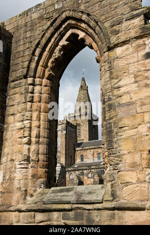 Clocher d'église de Dunfermline Abbey encadrées dans le cadre de la fenêtre en pierre de Dunfermline Palace. Dunfermline, Ecosse Banque D'Images