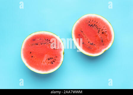 Tranches de melon frais isolé sur fond bleu Banque D'Images