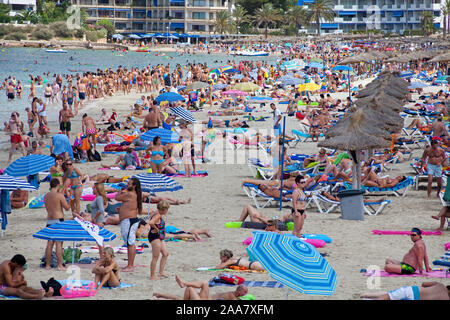 Overtourism. plage de Magaluf, Majorque, Baearic, Espagne. Banque D'Images