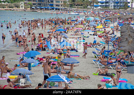 Overtourism. plage de Magaluf, Majorque, Baearic, Espagne. Banque D'Images