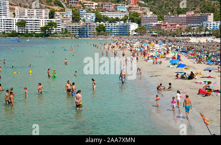 Overtourism. plage de Magaluf, Majorque, Baearic, Espagne. Banque D'Images