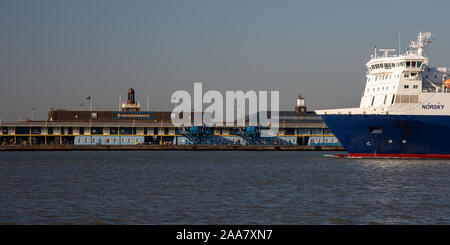 Gravesend, England, UK - 21 septembre 2010 : un roll on-roll off ferry fret sails le London International Cruise Terminal sur l'estuaire de la Tamise au Ti Banque D'Images