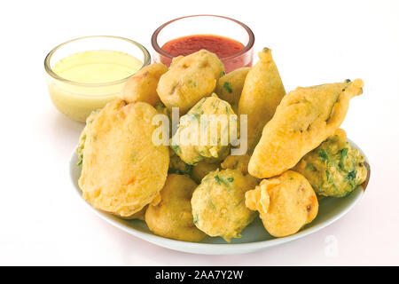 Gota Methi (fenugrec) Pakoda, piment, pomme de terre Pakoda Pakoda (vada) ou beignets indiens la collation, bhajiya, fond blanc, photographi - Image Banque D'Images