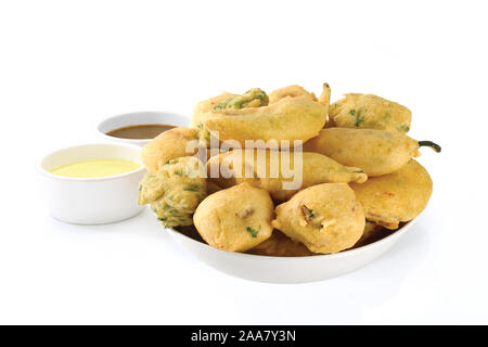 Gota Methi (fenugrec) Pakoda, piment, pomme de terre Pakoda Pakoda (vada) ou beignets indiens la collation, bhajiya, fond blanc, photographi - Image Banque D'Images