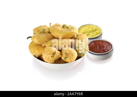Gota Methi (fenugrec) Pakoda, piment, pomme de terre Pakoda Pakoda (vada) ou beignets indiens la collation, bhajiya, fond blanc, photographi - Image Banque D'Images