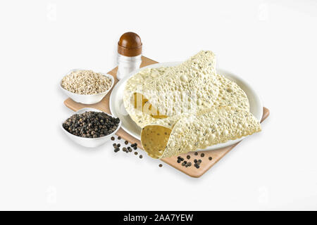 Pappadams avec ingrédient ou Amritsari Papad ou Urad Dal Papar, collations croustillantes indien, selective focus - Image Banque D'Images